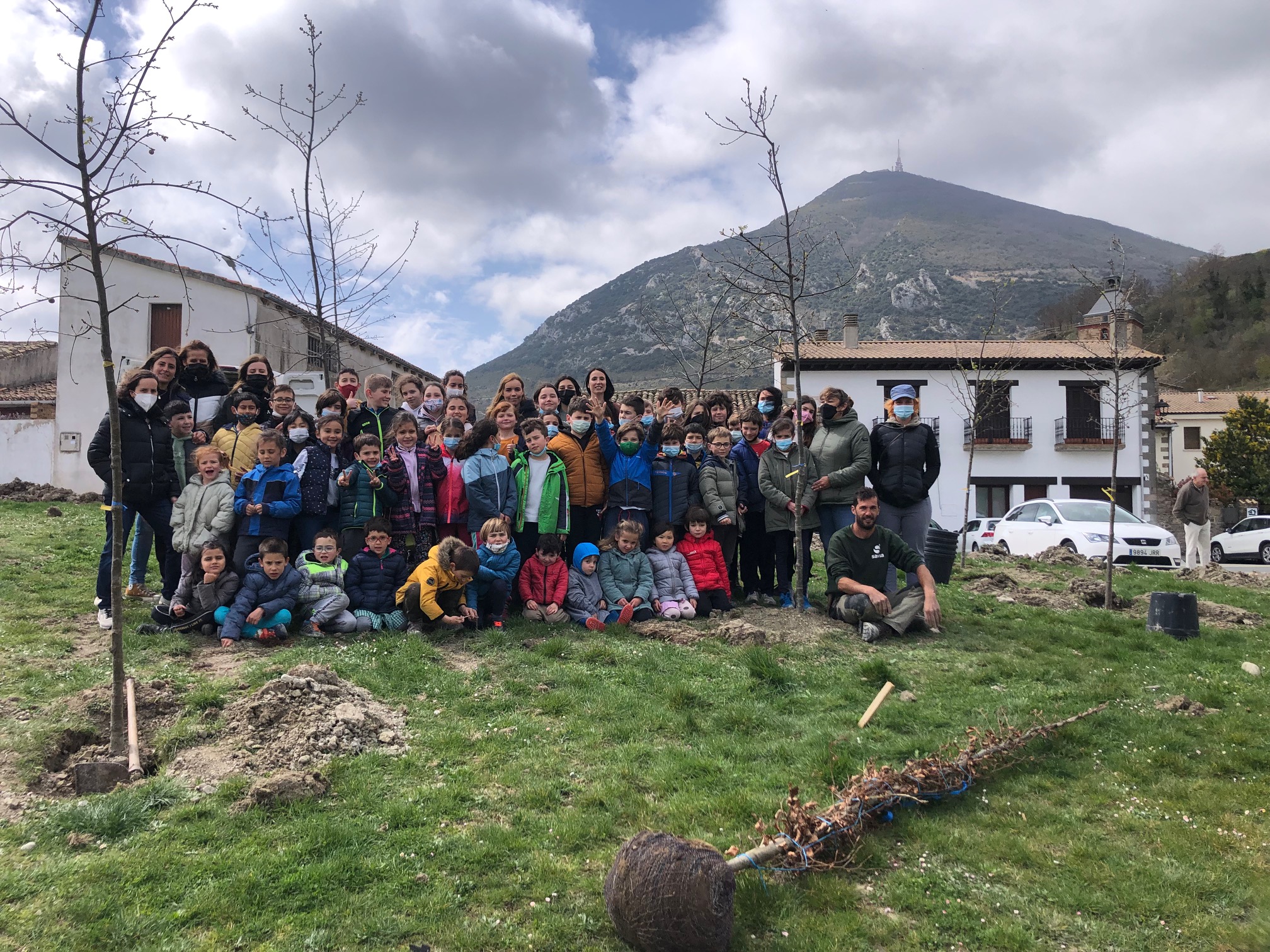 La escuela rural de Monreal sale a plantar árboles